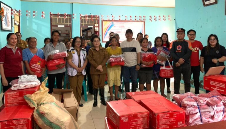 Banjir Landa Kampung Laine, Pemkab Sangihe Serahkan Bantuan