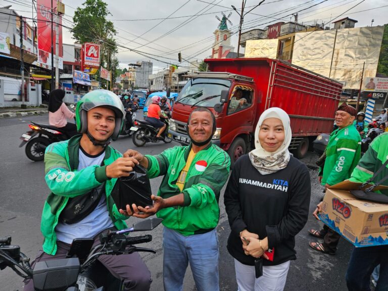 PWM Bersama Driver Online Bagikan Ratusan Menu Buka Puasa