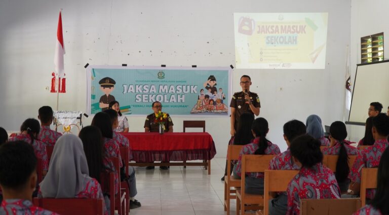 Jaksa Masuk Sekolah Kejari Sangihe di SMA Negeri 1 Kendahe