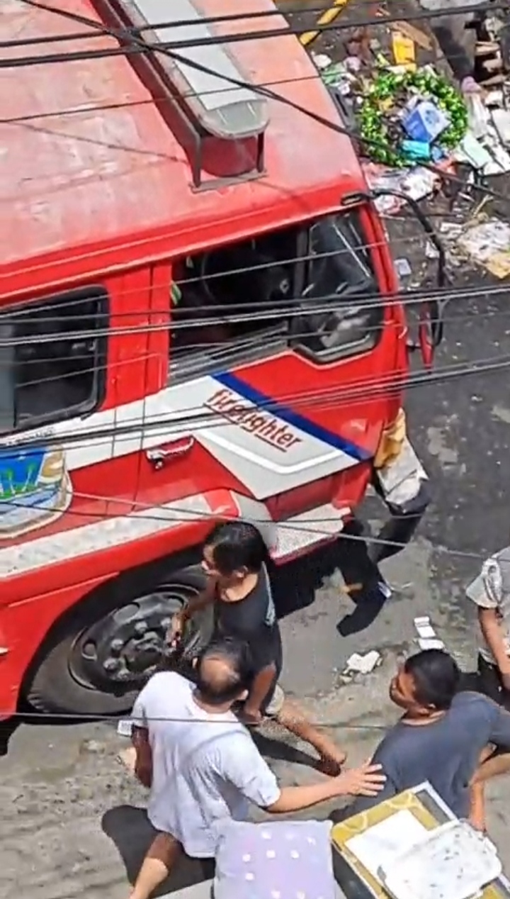 Diduga Bocah Main Api, Rumah di Teling Atas Luluhlantak Diamuk Si Jago Merah