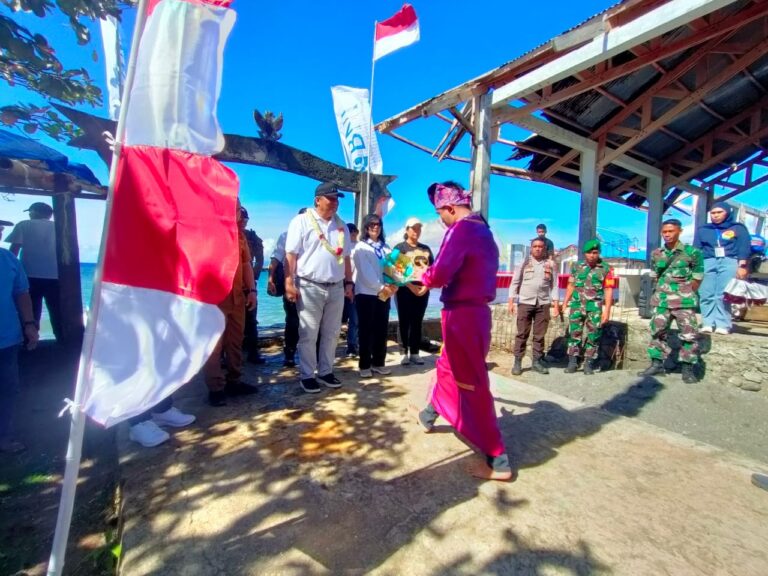 Lomba Perahu Tradisional Digelaran Festival Nusa Tabukan