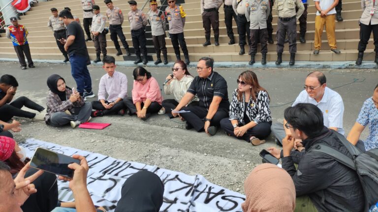 Desak Sahkan RUU PPRT Jadi UU, Puluhan Warga Koalisi Masyarakat Sipil Demo di Gedung DPRD Sulut