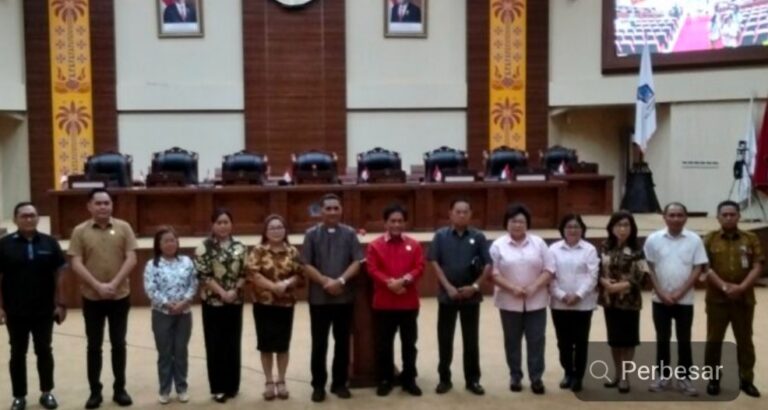 Dipimpin Gembala  Teddy Batasina, Pimpinan dan Anggota DPRD Sulut Periode 2024-2029 Gelar Ibadah Perdana