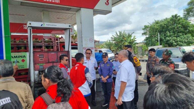 Kelangkaan BBM dan Gas Elpiji, Stefanus Liow Turun Kunjungi Pompa Bensin Roong Tondano dan Terminal